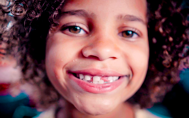 Fotografia de uma criança sorrindo