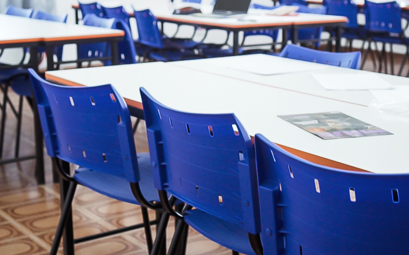 Fotografia de mesas de sala de aula do Alicerce Educação