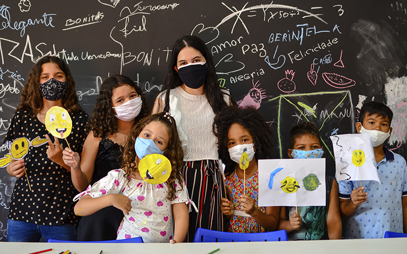 Fotografia de alunos Alicerce com desenhos que representam as emoções