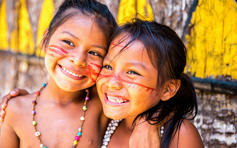 Foto de duas crianças indígenas