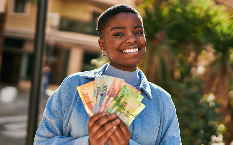 Foto de uma mulher feliz com dinheiro 