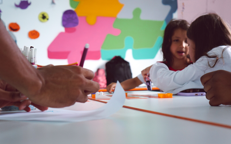 Fotografia de alunos Alicerce fazendo uma atividade