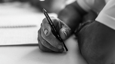 Brasil enfrenta desafio do analfabetismo funcional, mas iniciativas educacionais apontam caminhos de transformação